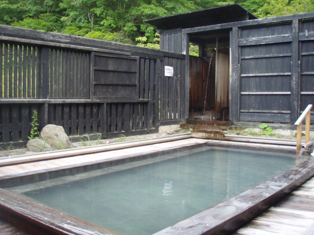 黒湯温泉の湯治場と源泉地（公式サイト掲載画像）